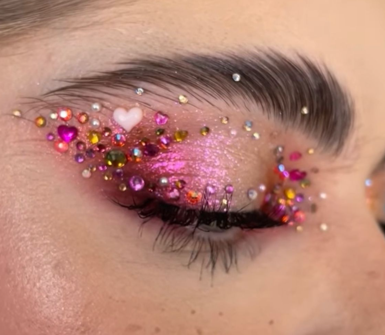 Halo, pose de faux cils et strass